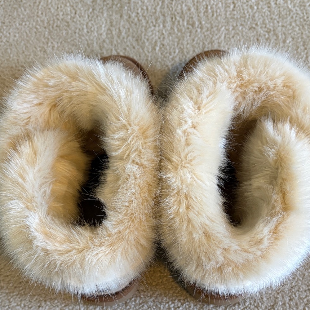 Barely Worn Woman’s Uggs Size 10 - image 4